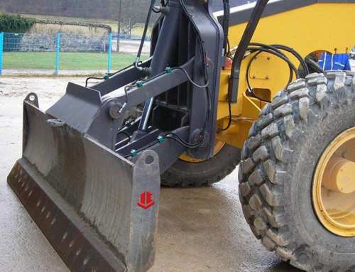 Front blade for grader with parallel kinematics