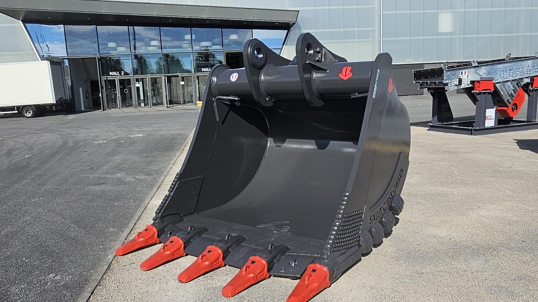 Godet IEV 4 300 l pour Hitachi ZX690 exposé au SIM 2026